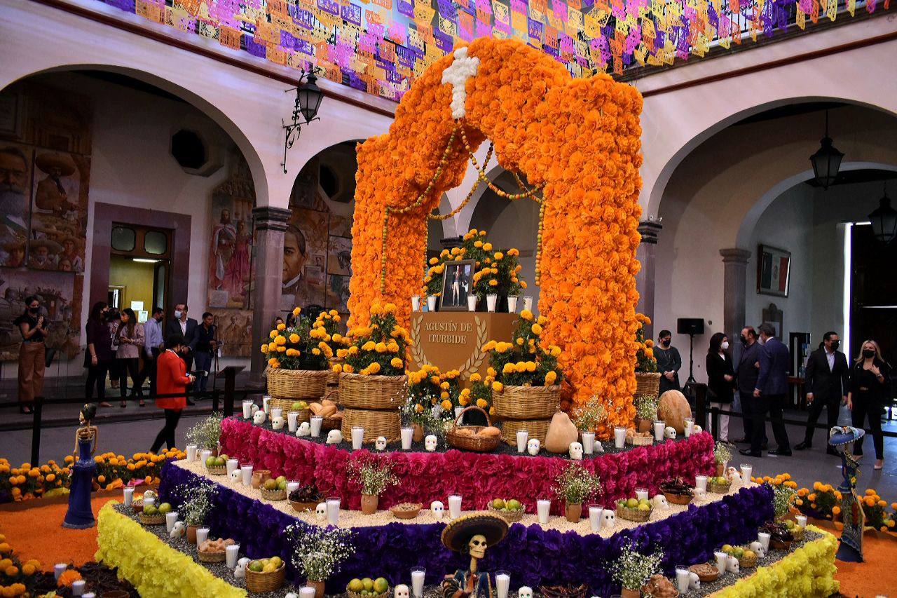 Inauguran autoridades altar de muertos en el Palacio de la Corregidora