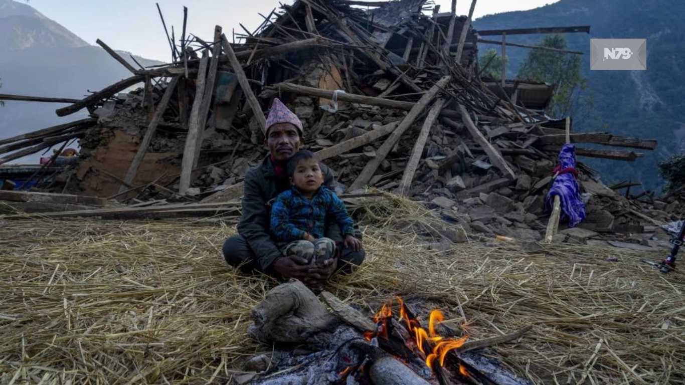Aldeanos creman los restos de las víctimas del terremoto en Nepal