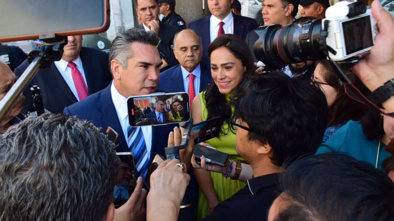 Alejandro Moreno elogia la valentía de Xóchitl Gálvez ante un gobierno autoritario