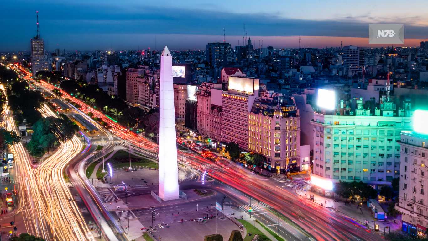 Argentinos se inclinan por el ultraderechista Javier Milei en las elecciones presidenciales del domingo