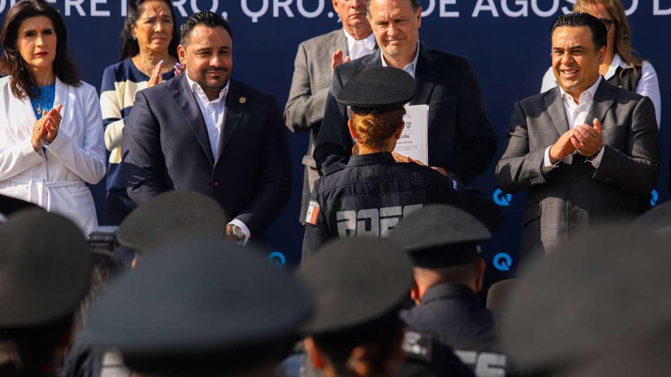 Asiste Luis Nava a ceremonia de reconocimientos de la Policía Estatal
