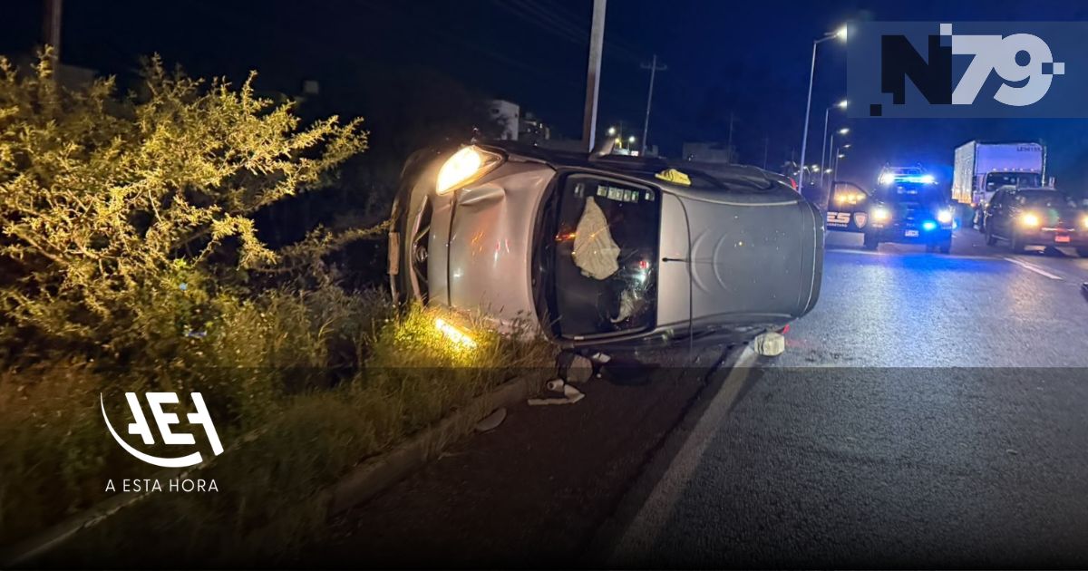 Auto vuelca en Libramiento Surponiente de Querétaro