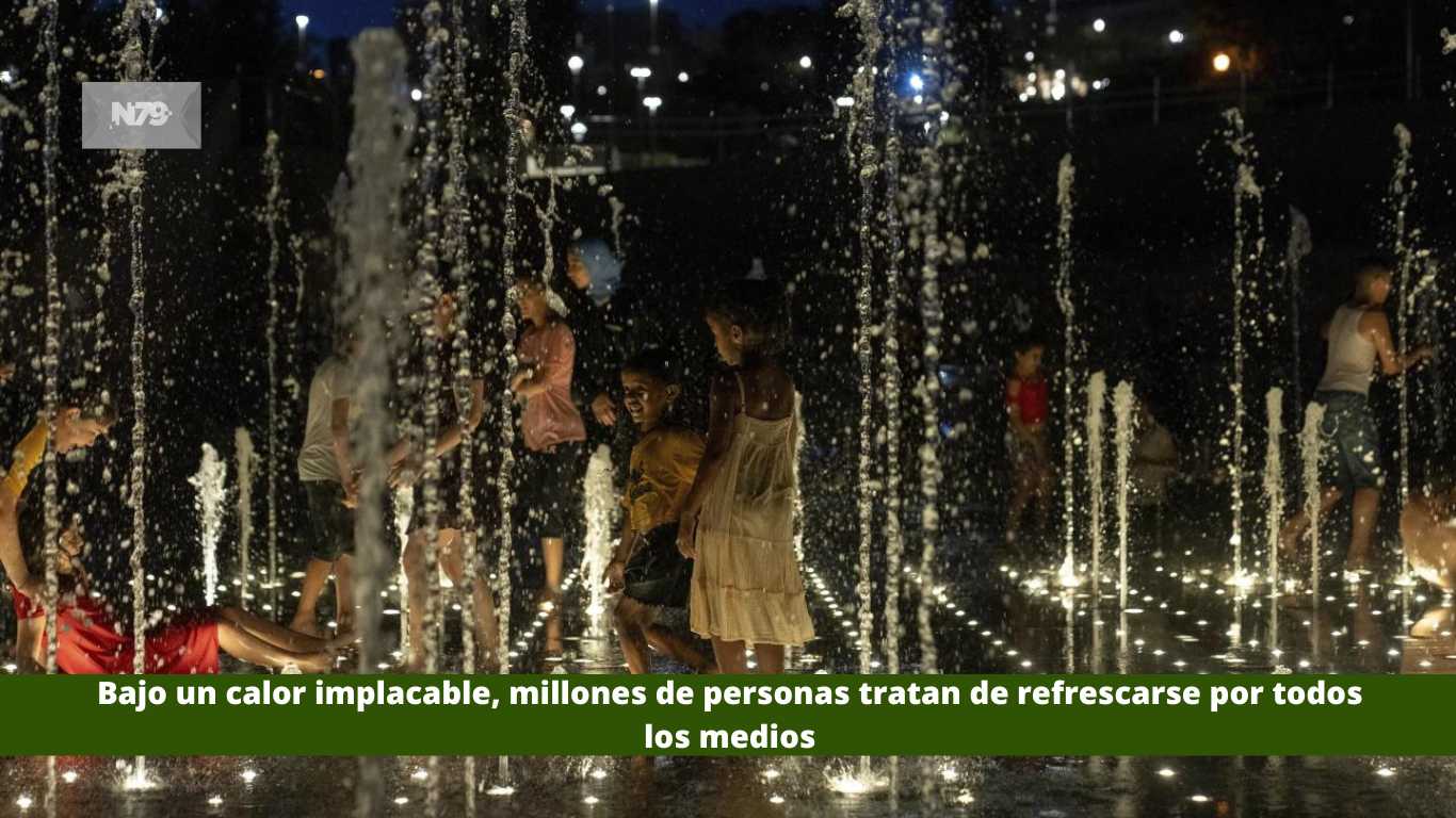 Bajo un calor implacable, millones de personas tratan de refrescarse por todos los medios