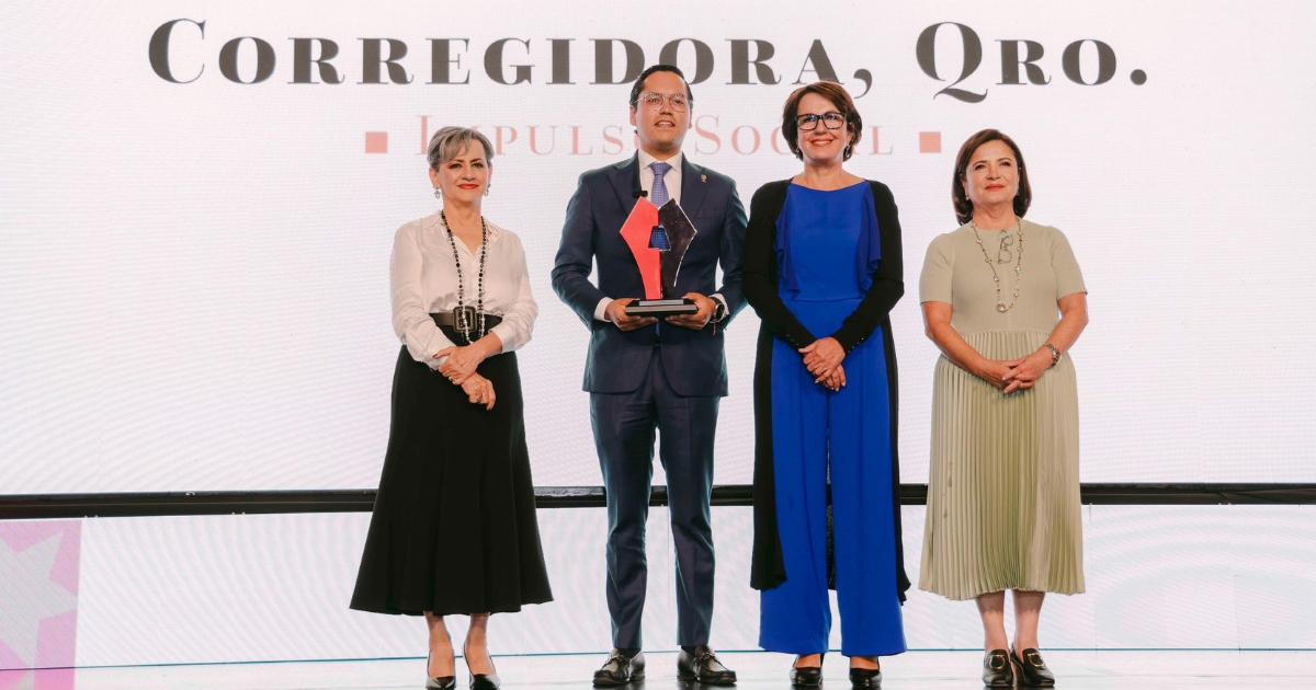 Chepe Guerrero recibe premio por programa Pirámides
