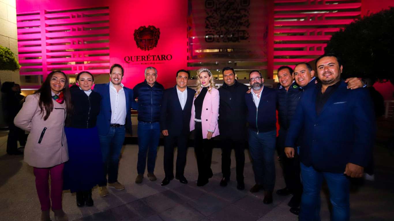 Conmemorando el Día Mundial de la Lucha contra el Cáncer de Mama Centro Cívico iluminado de rosa