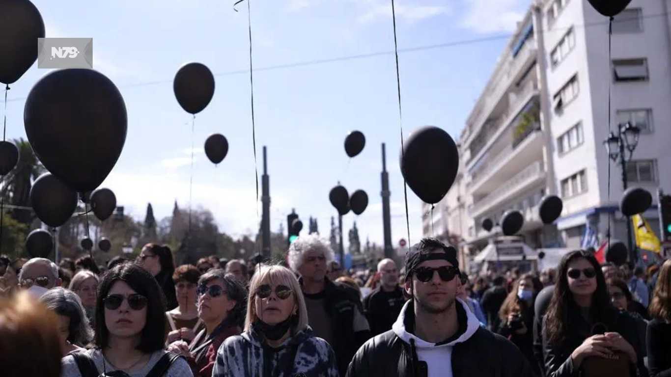 Despejan escombros tras choque de trenes en Grecia