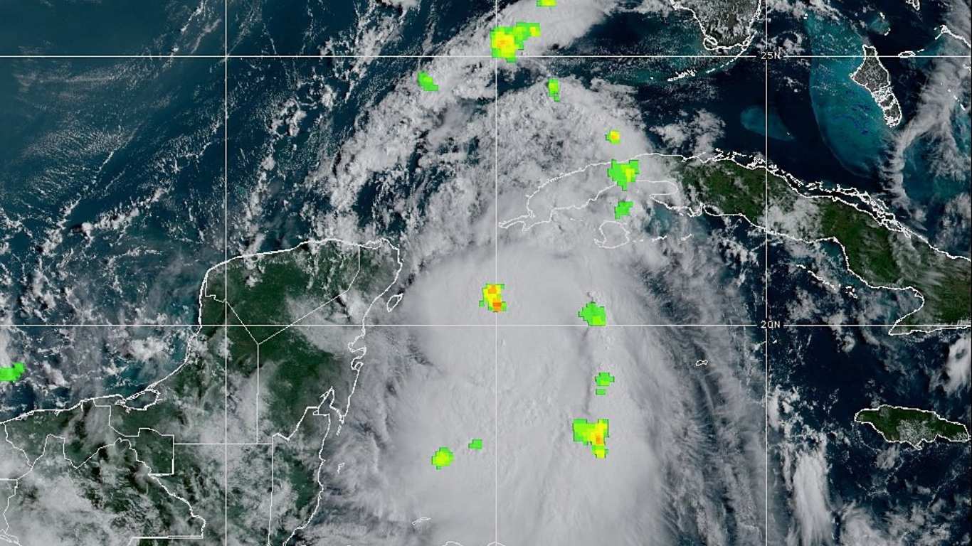 Florida se declara en emergencia por la amenaza de la tormenta tropical Idalia