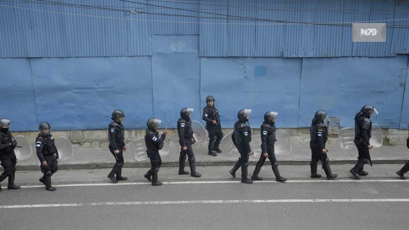 Gobierno de Guatemala moviliza policías antimotines en intento de contener protestas contra fiscalía