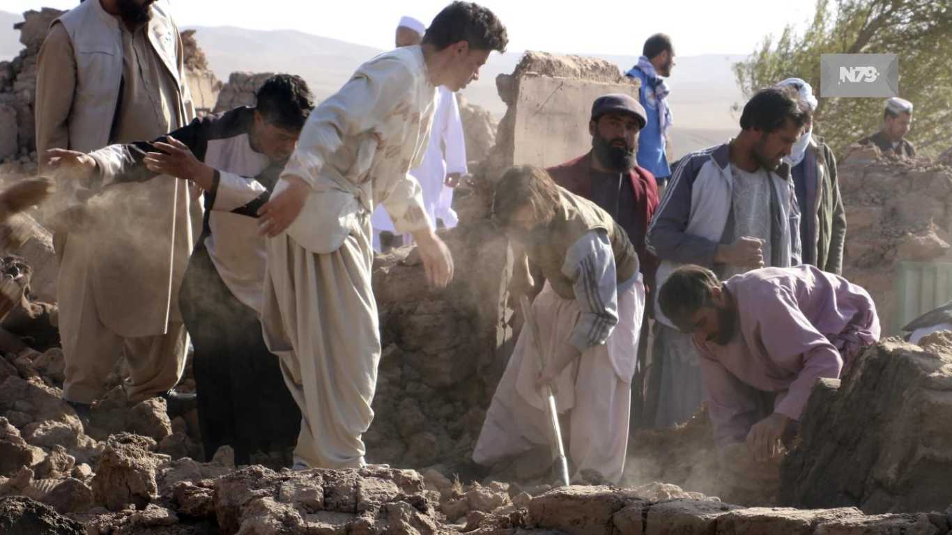 La población trata de desenterrar a víctimas de sismos en Afganistán