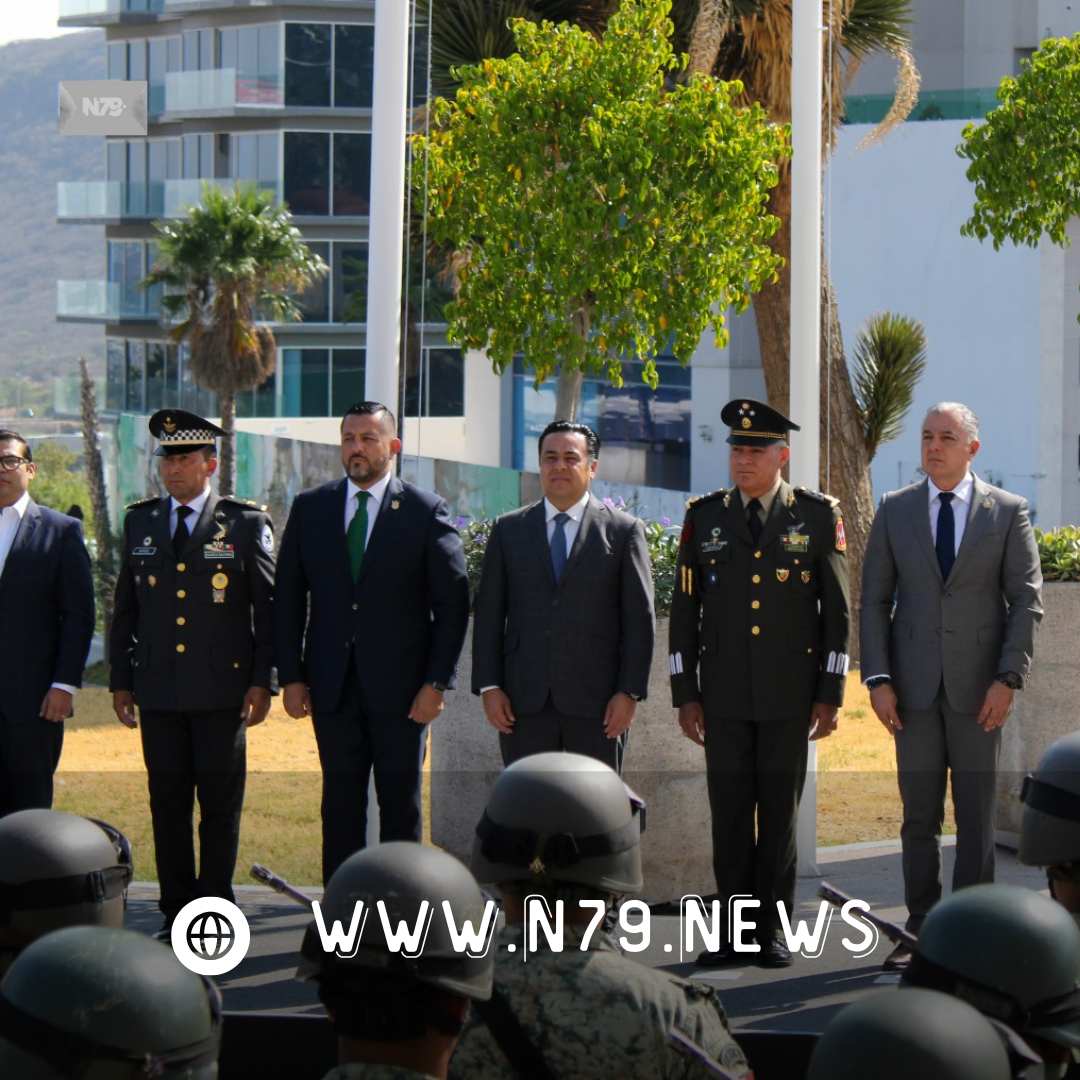 Luis Nava Encabeza Izamiento de Bandera en Querétaro