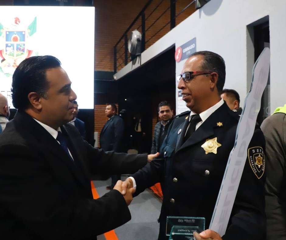 Luis Nava asiste a premiación de policías en Querétaro