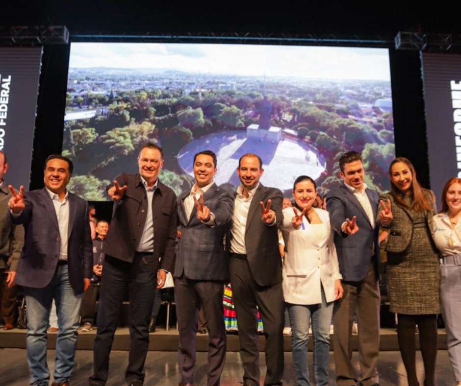 Luis Nava asiste al informe de Felifer Macías