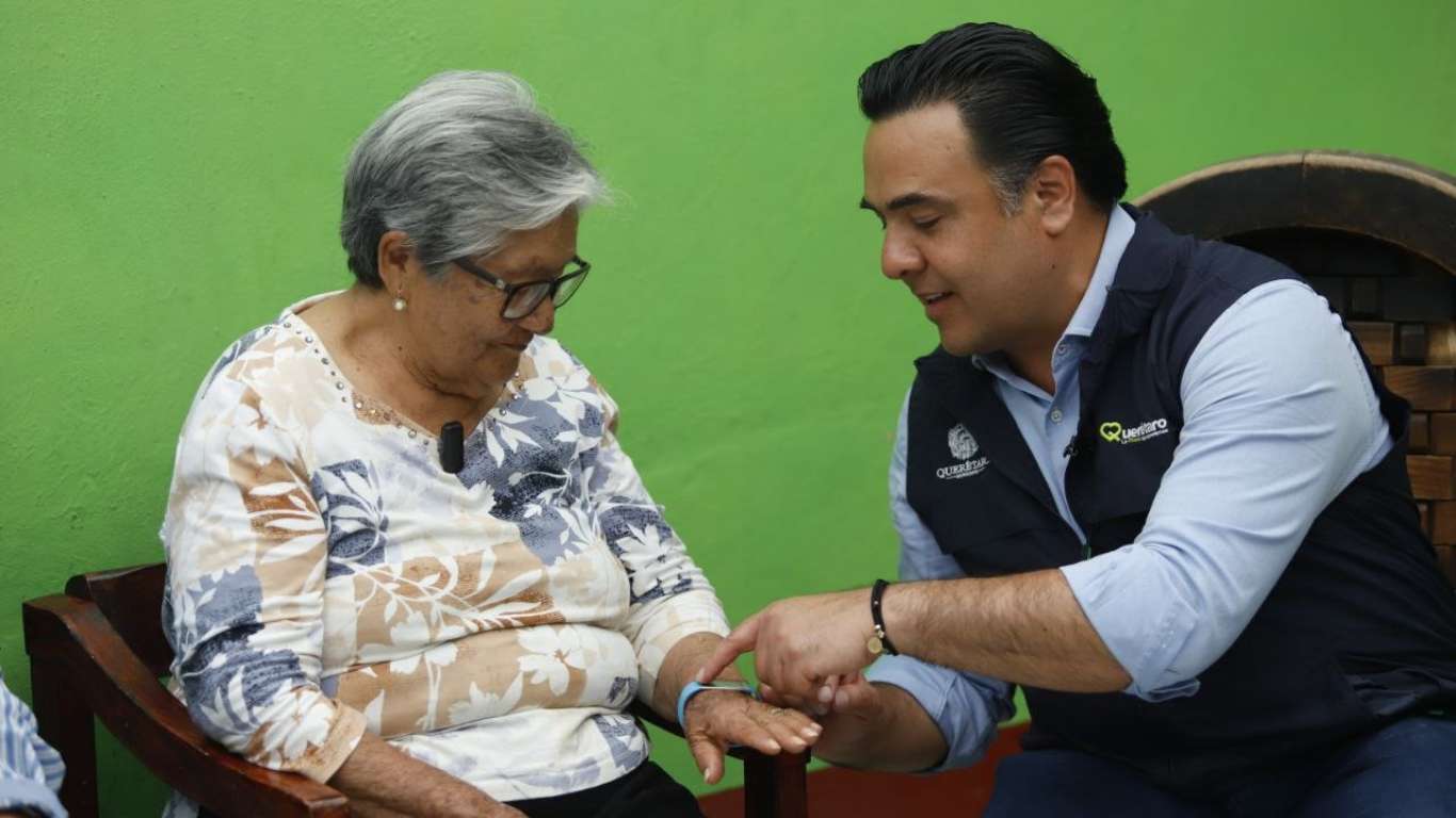 Luis Nava entrega brazaletes de seguridad a adultos mayores en Querétaro