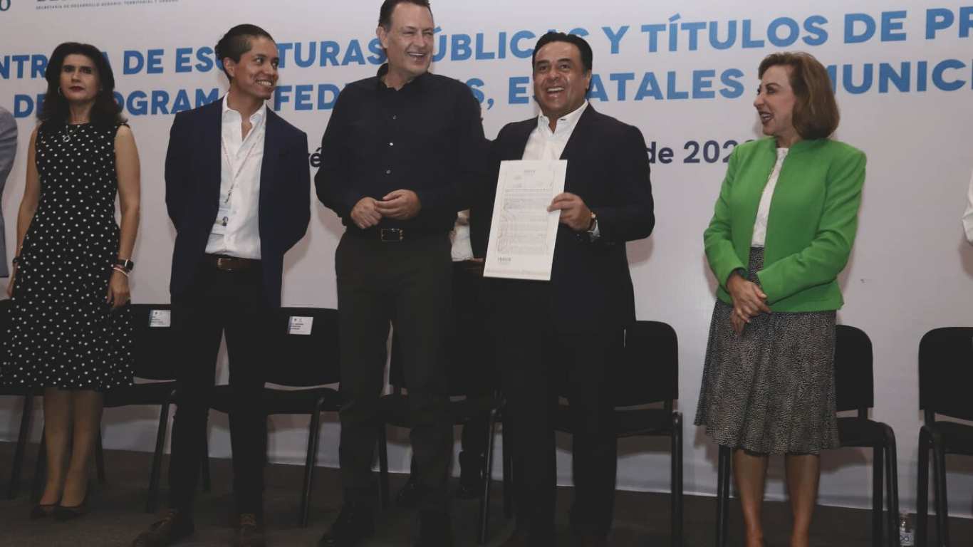 Luis Nava recibe escrituras de Las Flores para mejorar la infraestructura de la colonia