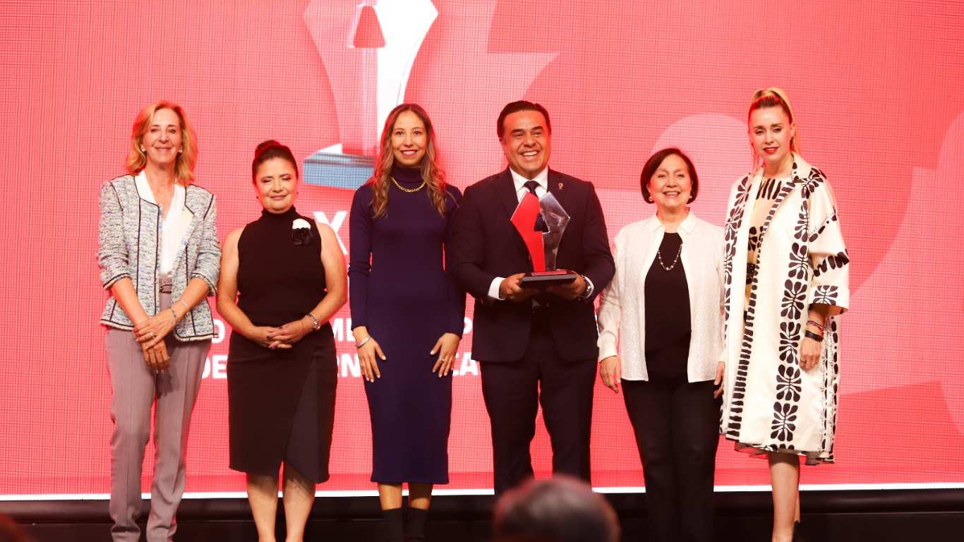 Luis Nava recibe premio por impulsar la educación de las mujeres en Querétaro