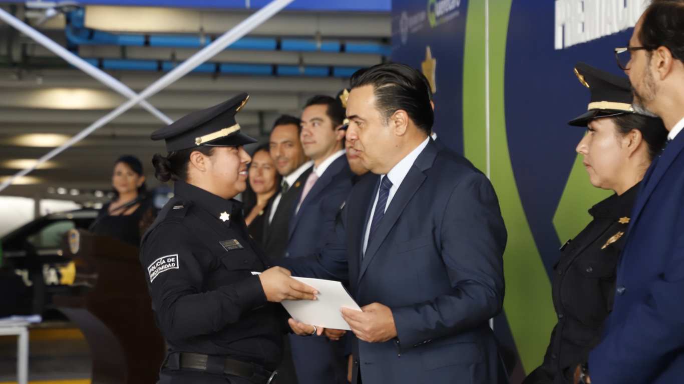 Luis Nava reconoce y premia a los policías de Querétaro