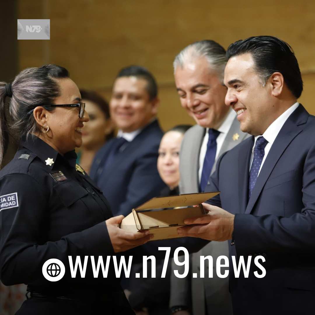 Luis Nava toma protesta a policías ascendidos y titulados
