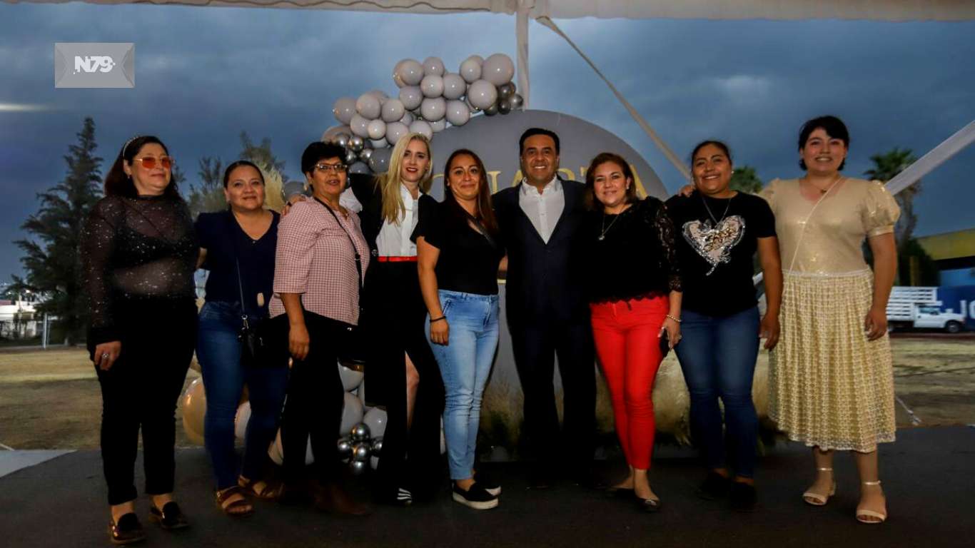 Luis Nava y Arahí Domínguez celebran a graduadas de la 4a. Generación de Con Ellas