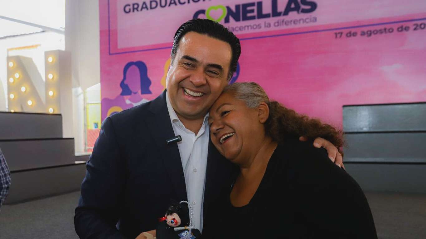 Luis Nava y Arahí Domínguez celebran la Graduación de la 5ta Generación de Con Ellas