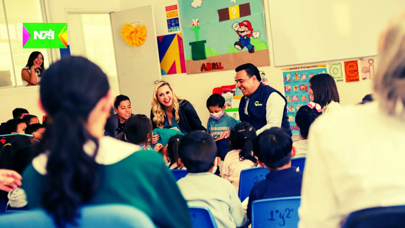Luis Nava y Arahí Domínguez comparten la lectura con las y los niños del Centro de Día Njhöya