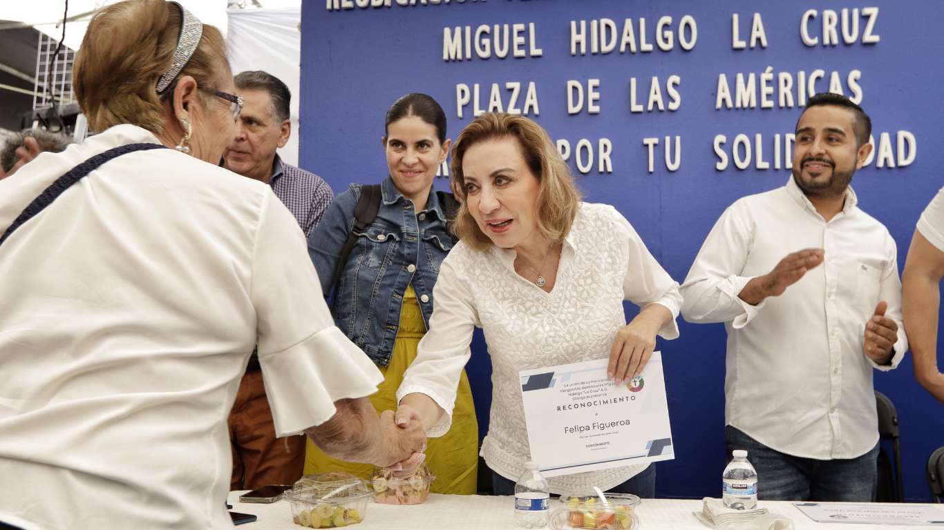 Lupita Murguía Reconoce a Tianguistas de La Cruz en Querétaro