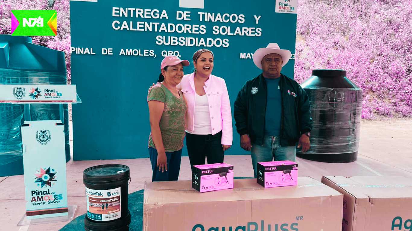 Lupita Ramírez entrega tinacos y paquetes de calentadores solares