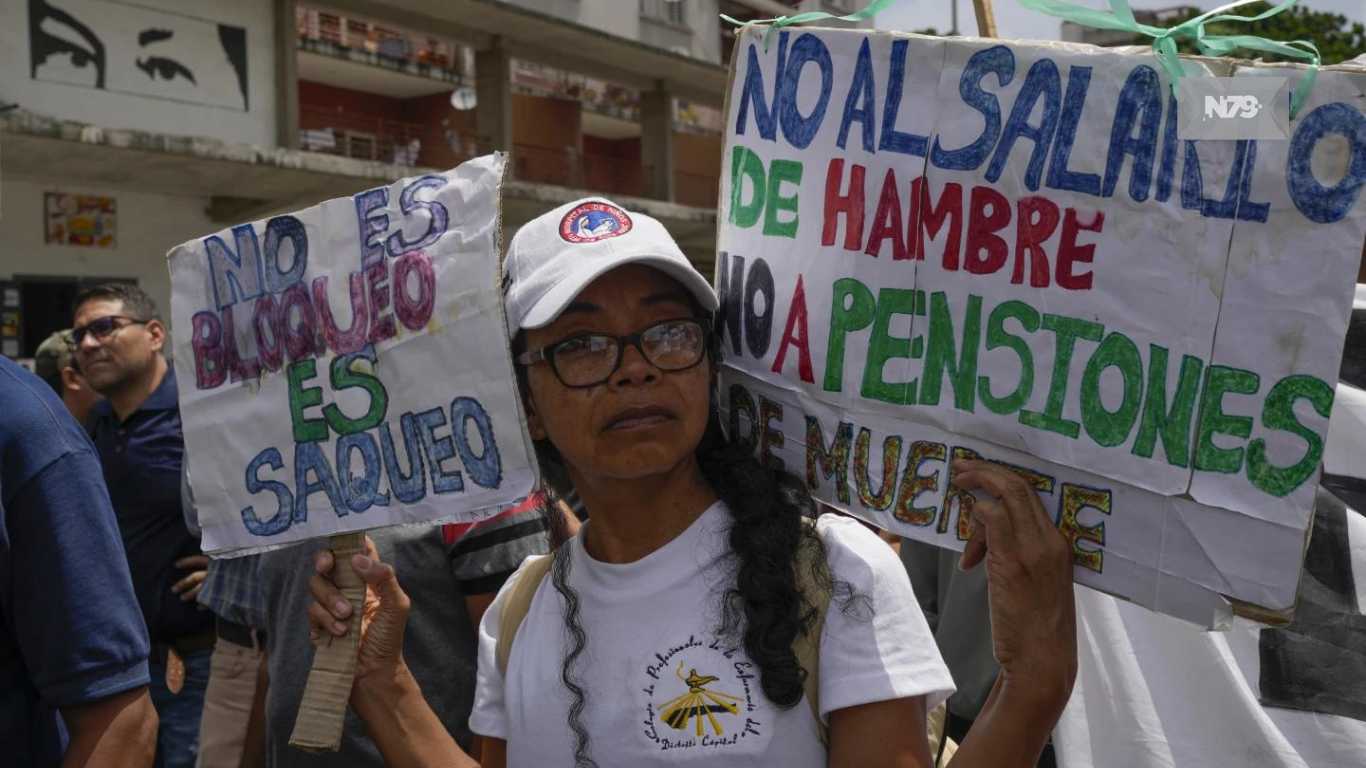 Maestros en Venezuela marchan para exigir aumento de salarios y pensiones