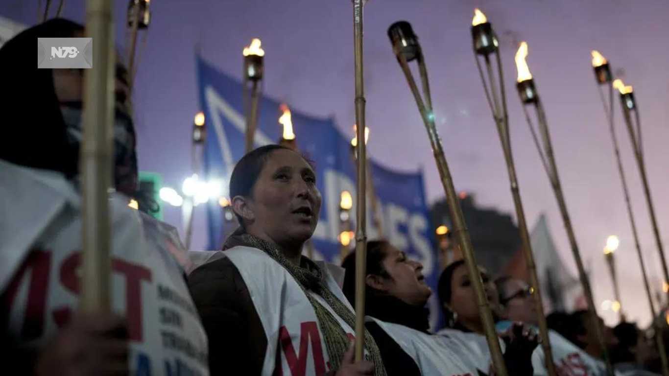 Miles marchan con antorchas contra pobreza en Argentina