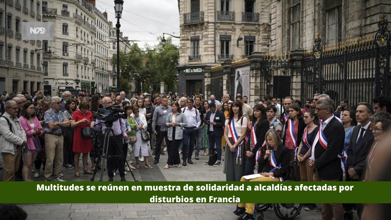 Multitudes se reúnen en muestra de solidaridad a alcaldías afectadas por disturbios en Francia