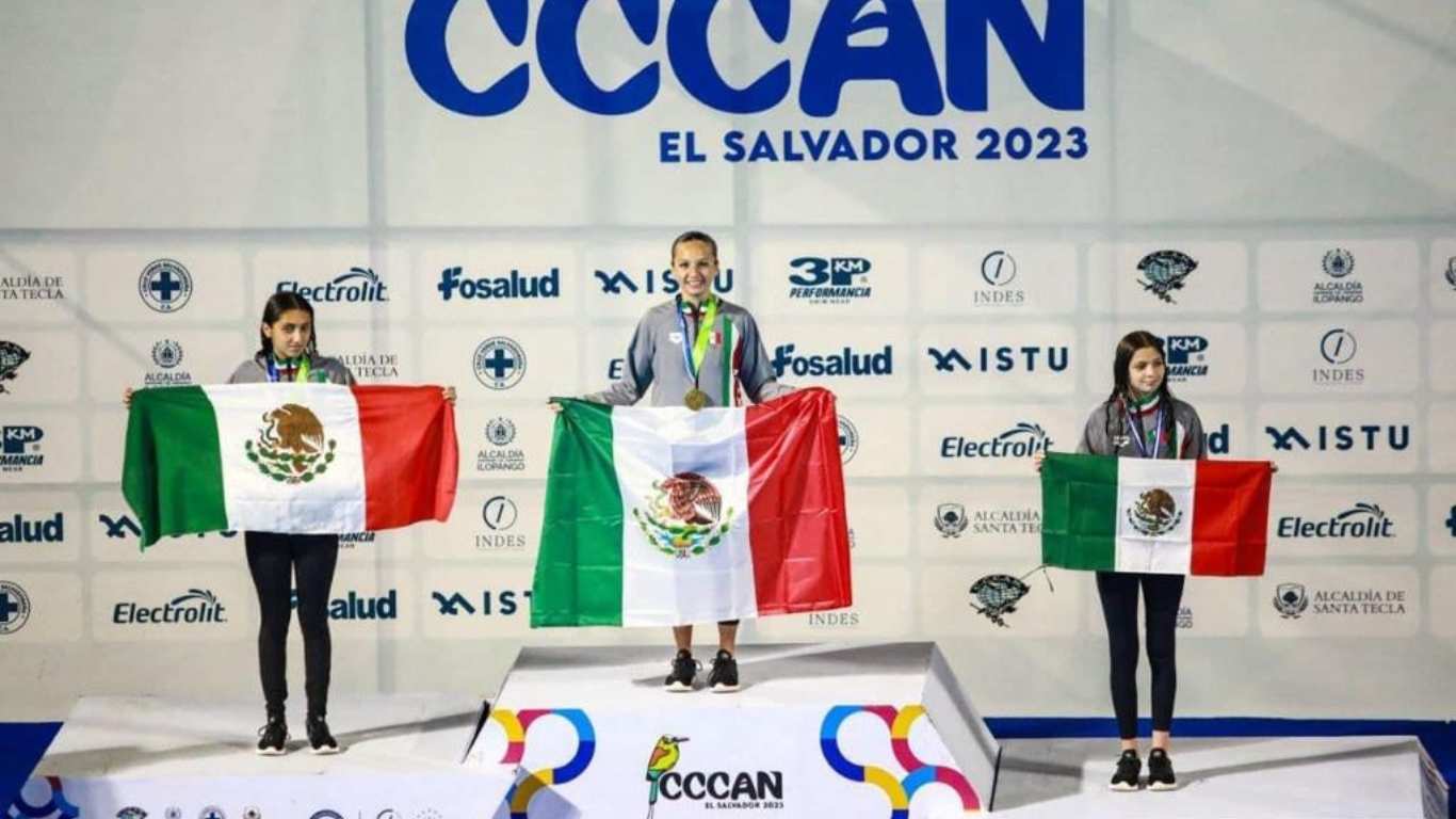 Nadadoras Artísticas Queretanas Alcanzan el Éxito en El Salvador