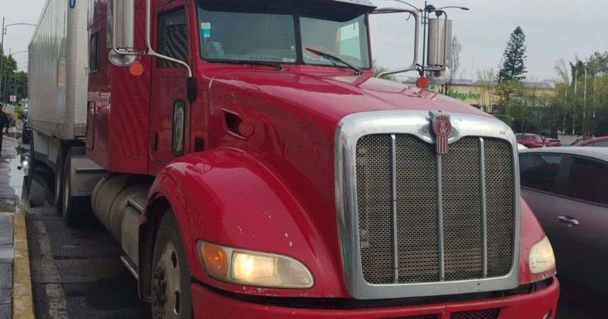 POES detiene a tres por robo a transporte de carga