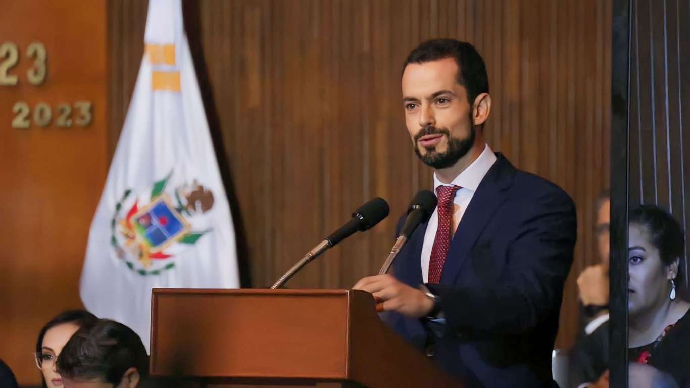 Paul Ospital Carrera llama a debatir para construir y a dialogar para dignificar en el informe legislativo