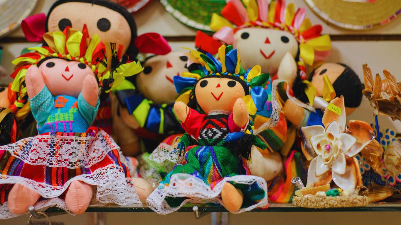 Paul Ospital promueve la muñeca Lele en hoteles y restaurantes de Querétaro