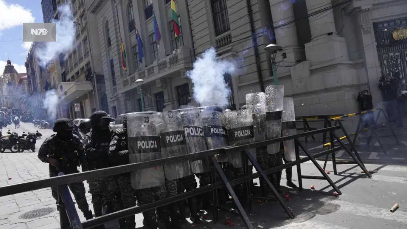 Policía arremete contra maestros públicos en Bolivia