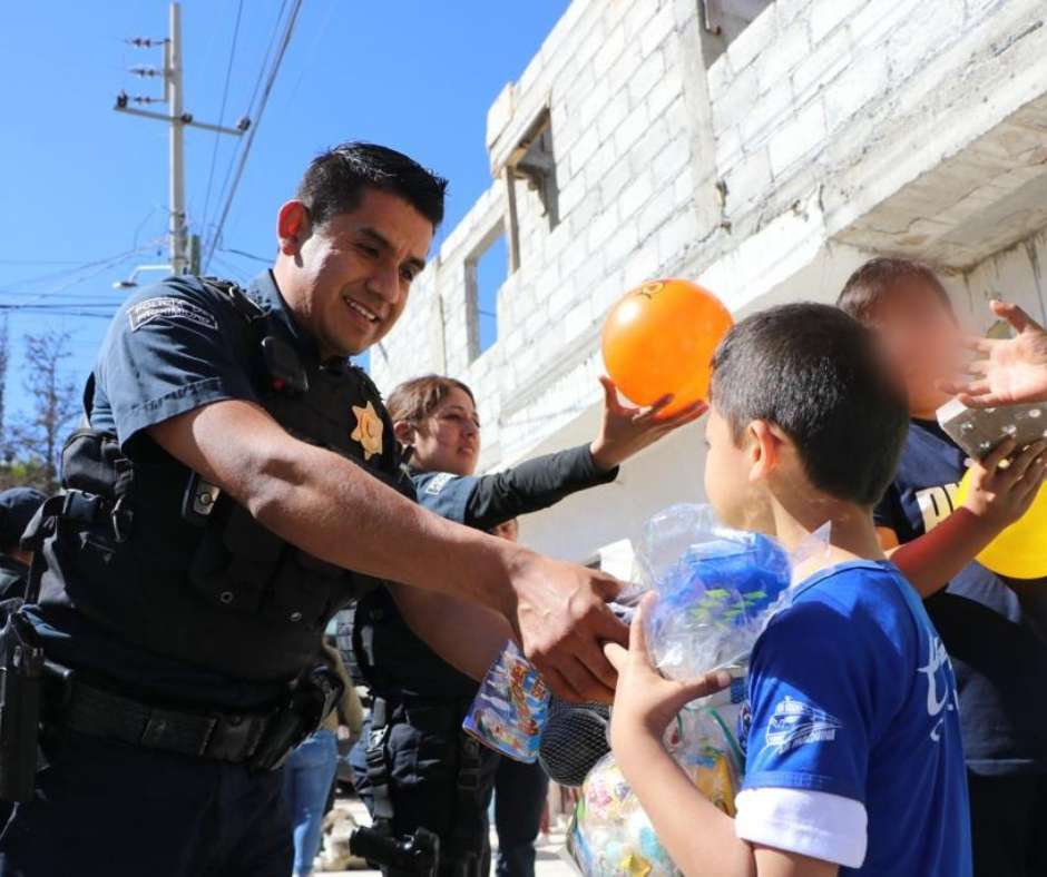 Policías de Querétaro regalan juguetes a niños de Santa Rosa Jáuregui