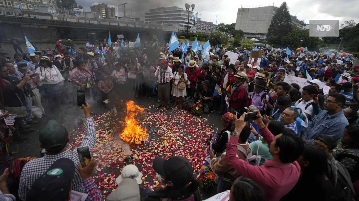 Presidente electo de Guatemala presenta amparo contra fiscal general y miles exigen renuncia de Porras