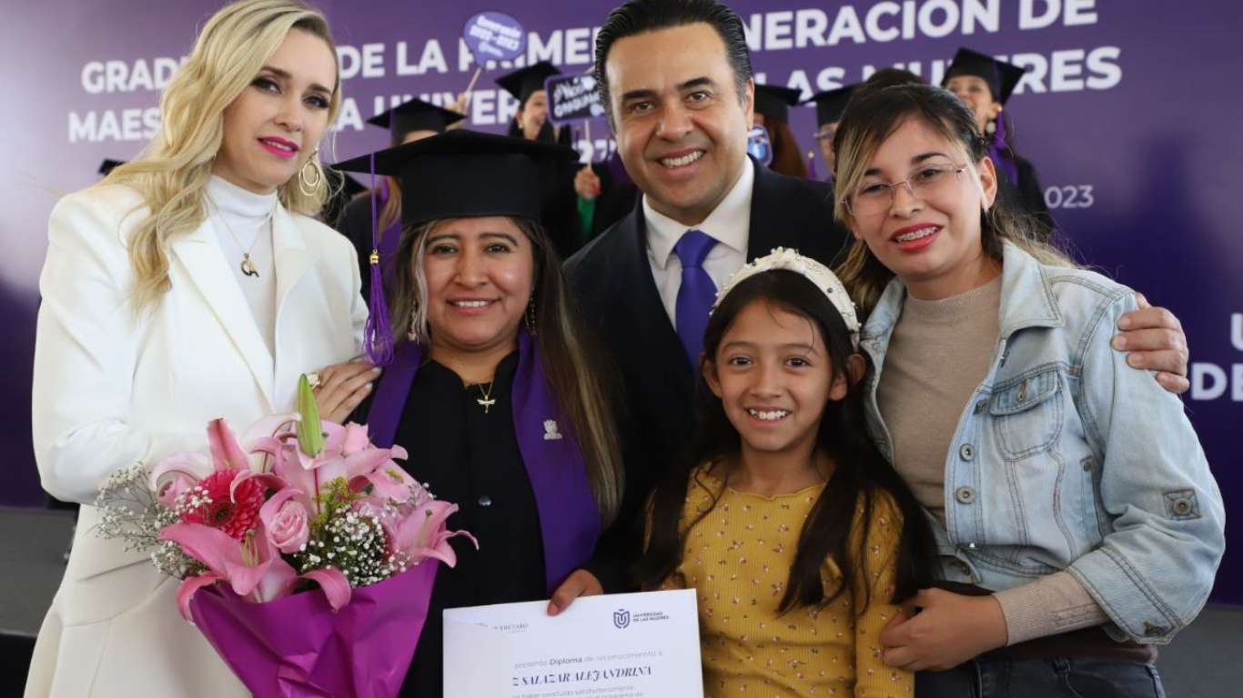 Primera Generación de la Universidad de las Mujeres Emerge con 174 Maestrías