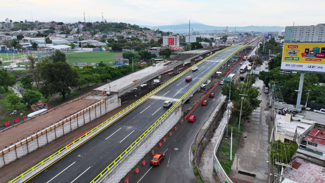 Puente superior vehicular La Obrera abre al tráfico en Querétaro