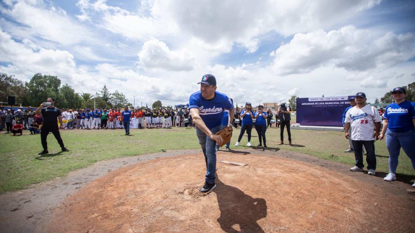Roberto Cabrera rinde homenaje a los Gavilanes, el equipo histórico de beisbol de San Juan del Río