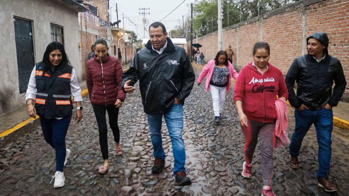 Roberto Cabrera supervisa obras en San Juan del Río