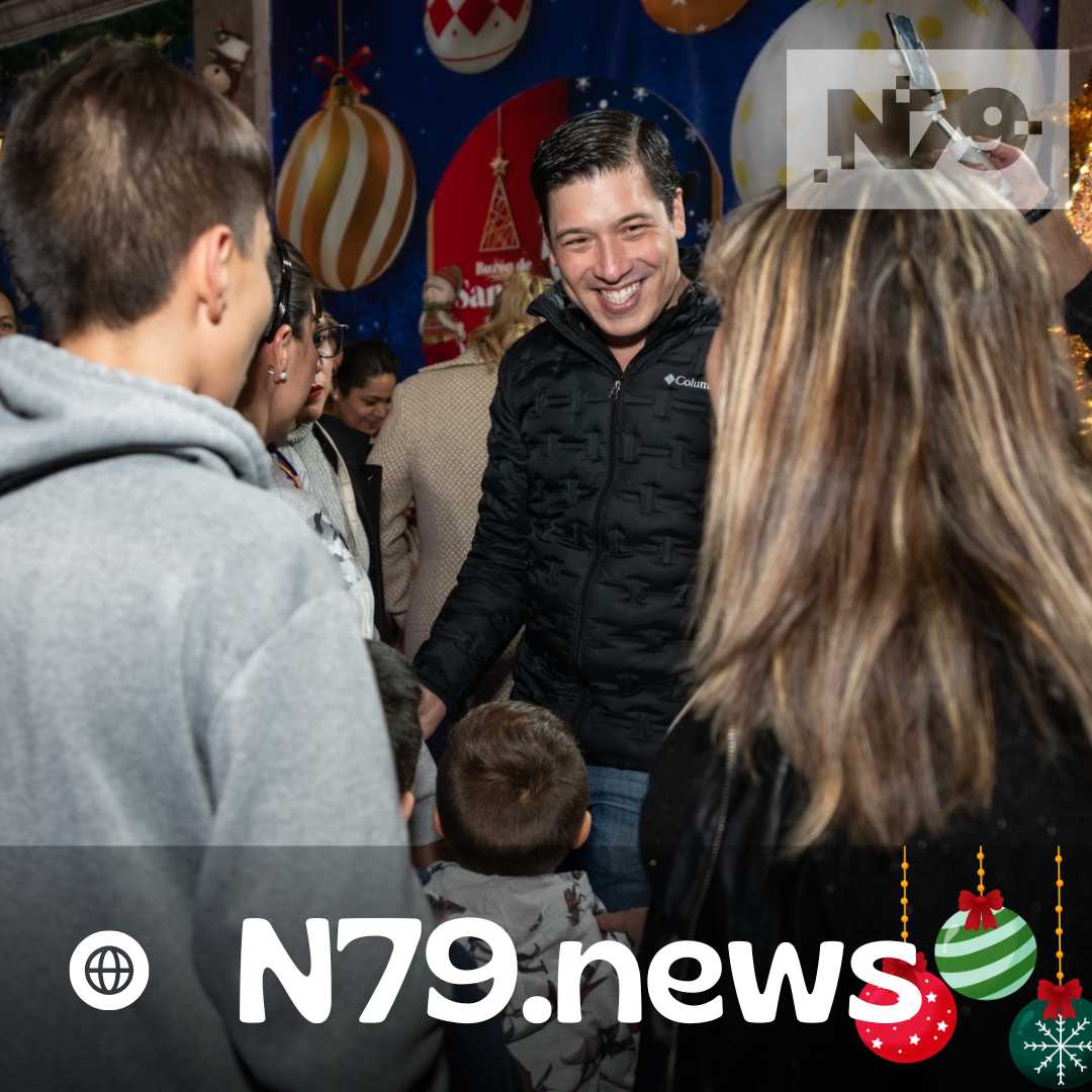Rodrigo Monsalvo enciende el árbol navideño en La Cañada