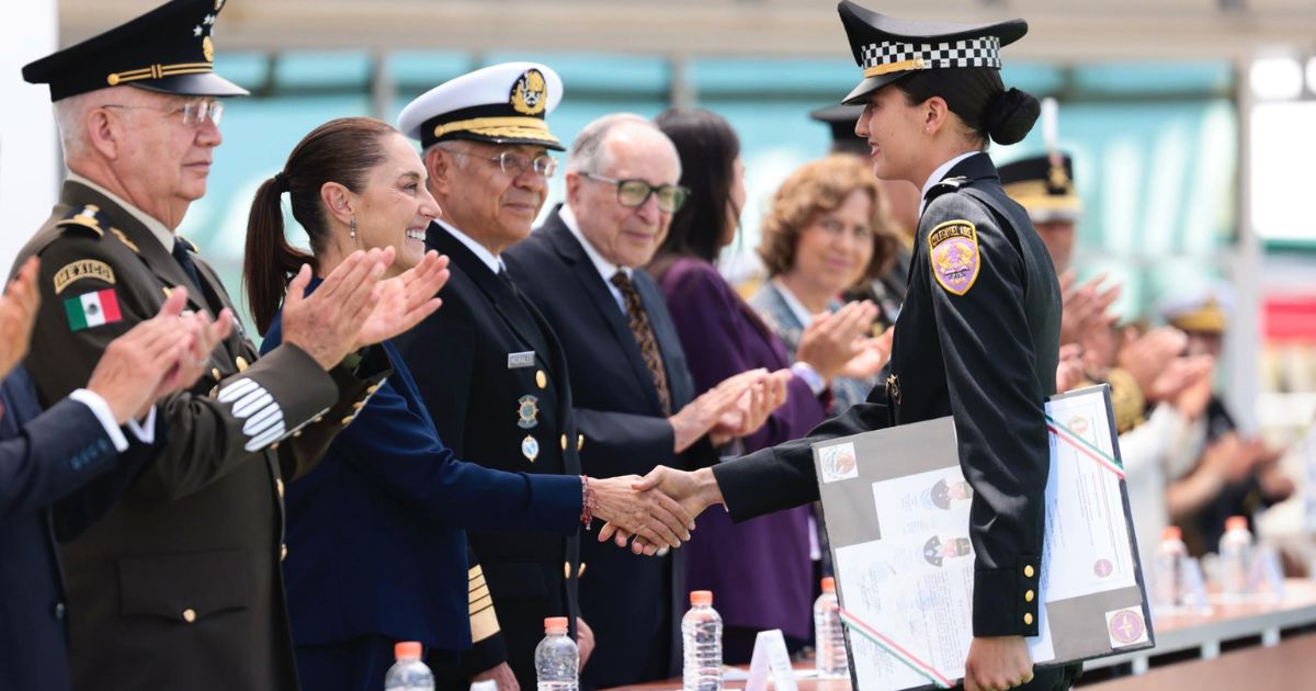 Sheinbaum encabeza graduación de 8 mil militares en 2026