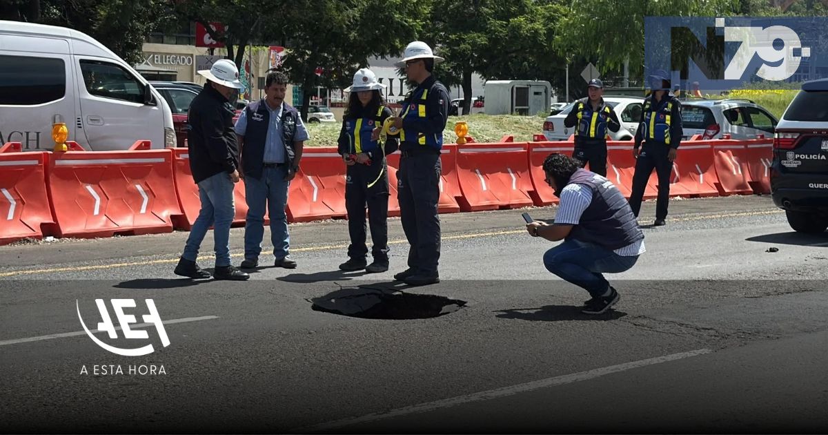 Socavón en Bernardo Quintana cierra dos carriles