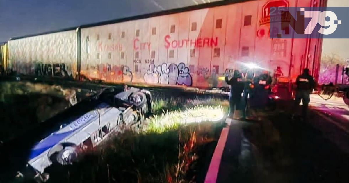 Tren impacta autobús en El Marqués; no hay heridos