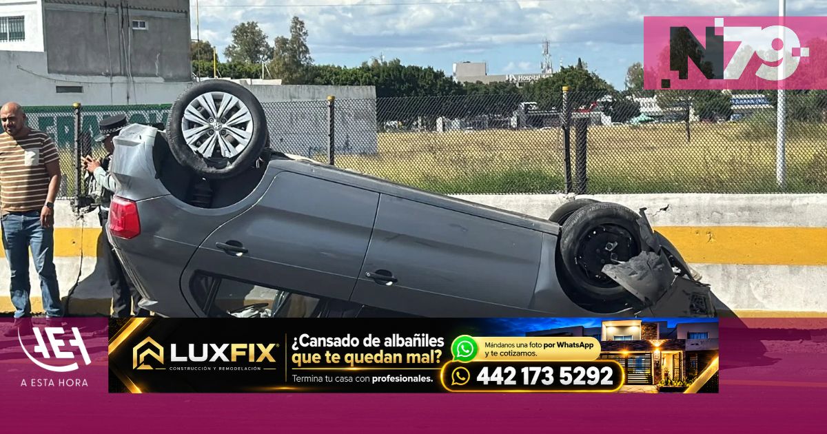 Vuelca automóvil tras presunto impacto de tráiler