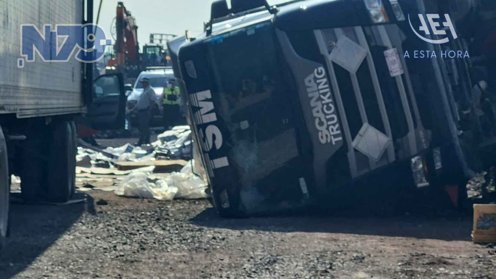 Vuelca tráiler en México–Querétaro y genera tráfico