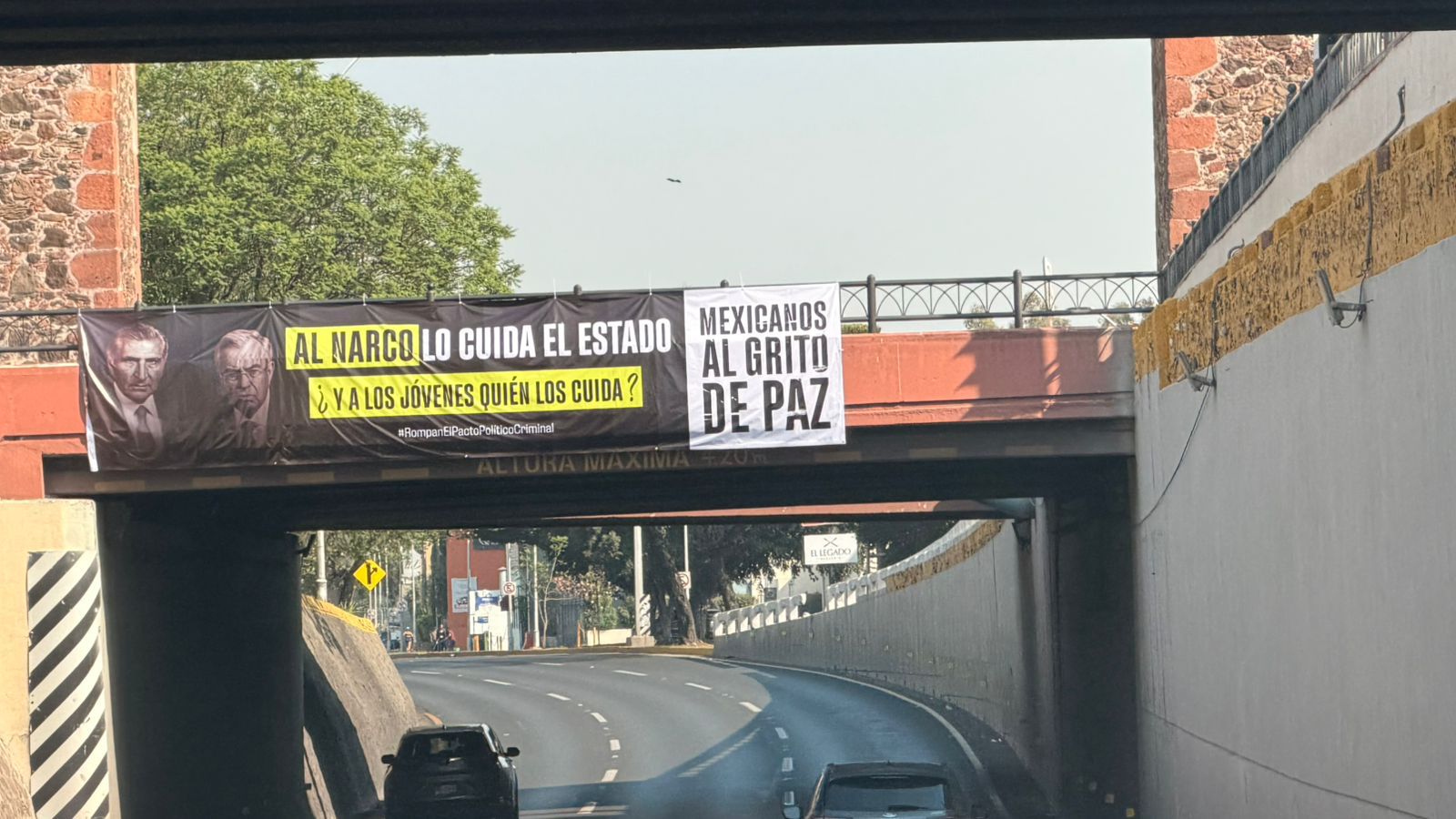 Lona colocada en Blvd Bernardo Quintana y los Arcos